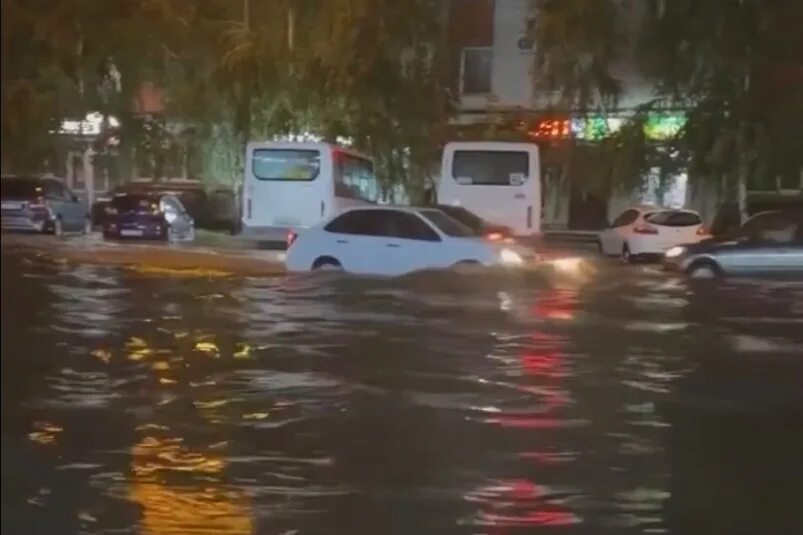 Сильный ливень. Ливень в городе. Ставрополь ливень. Сильный дождь на улице.