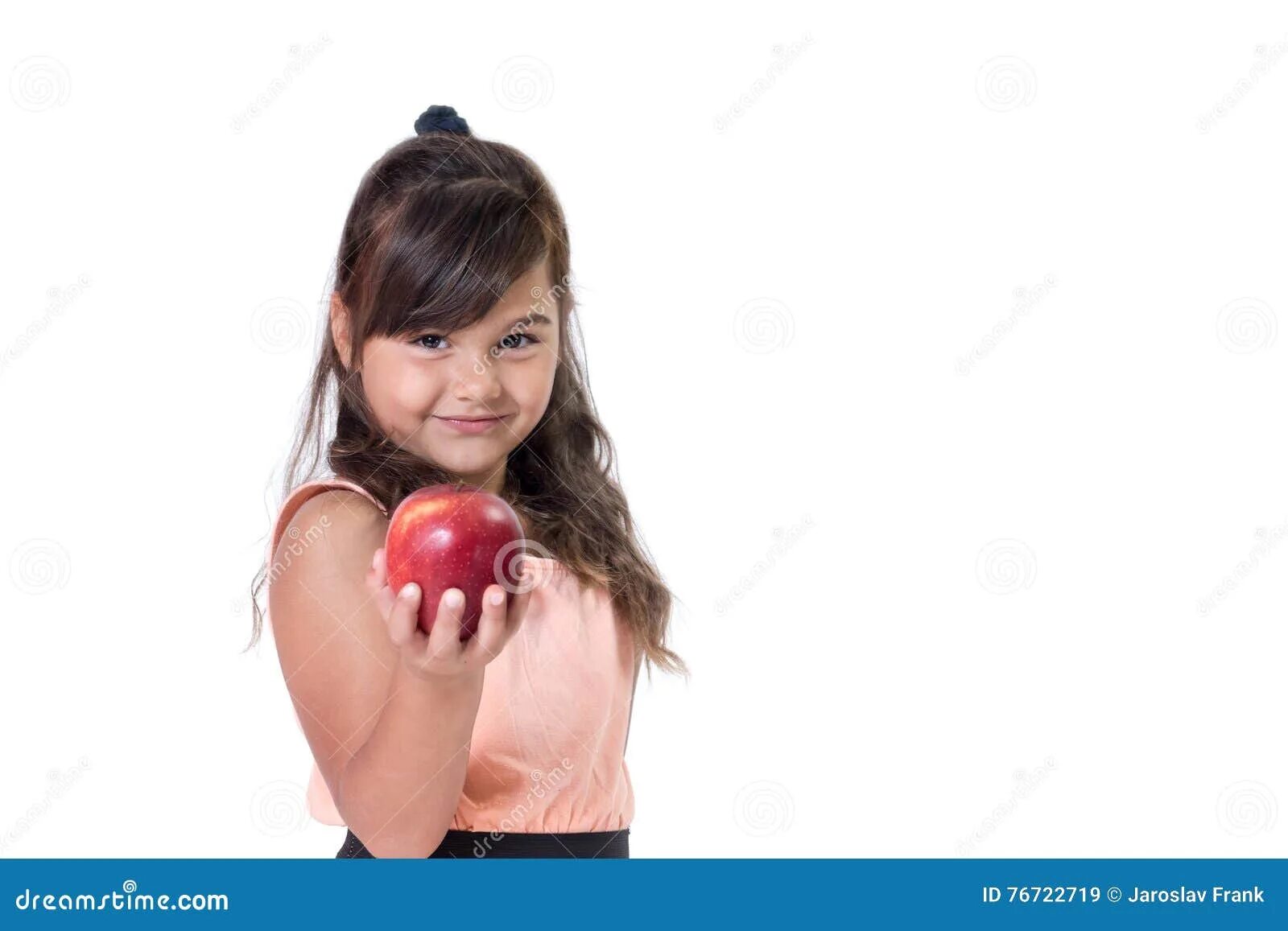 Держит яблоко. Девочка держит в руке яблоко. Брюнетка с яблоком в Руха. Девочка с яблоком в руке.