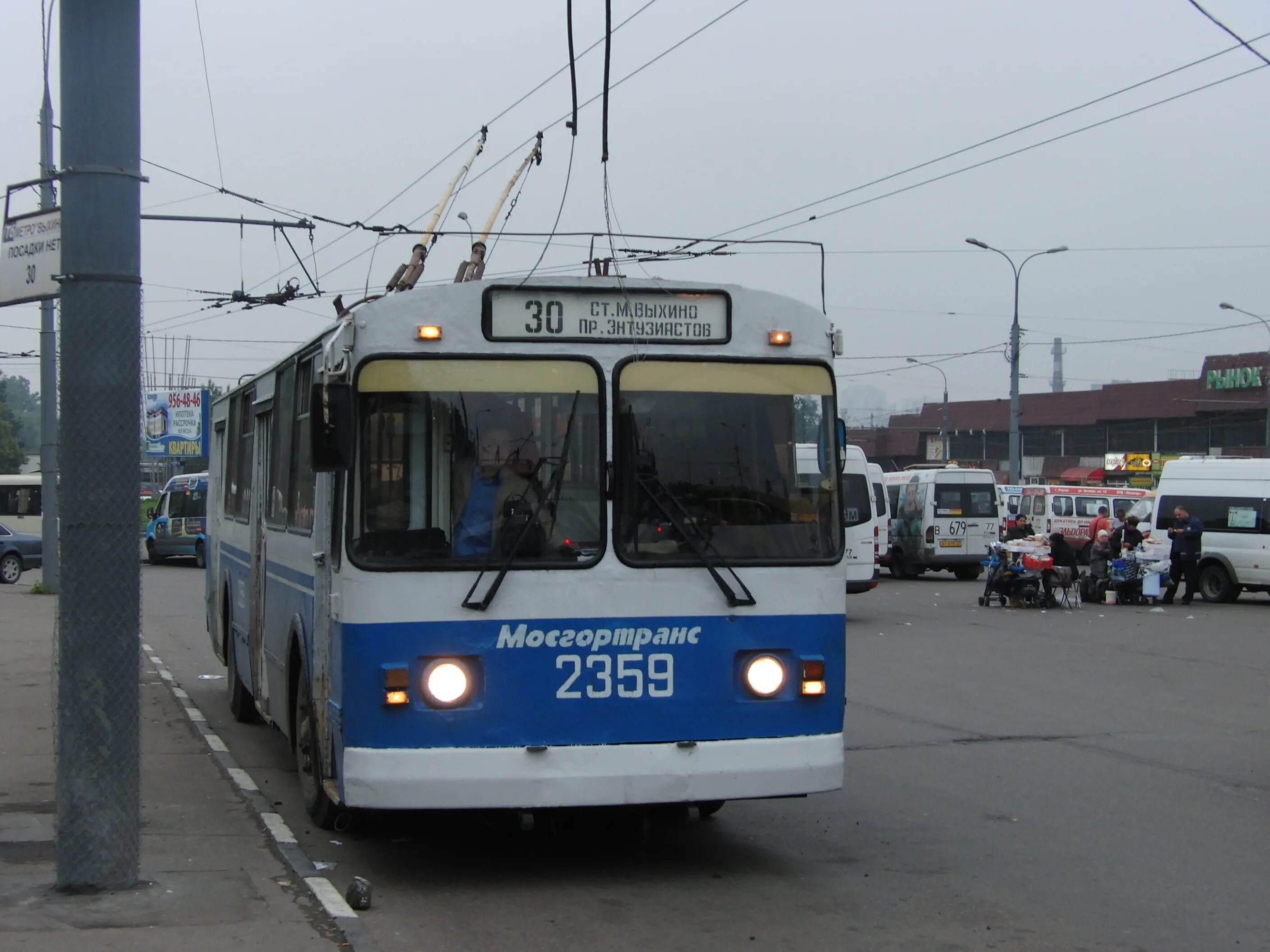 35 троллейбус где едет. Метро выхино 64 троллейбус. троллейбус 30 москва. троллейбус москва 2000. метро выхино 2010.