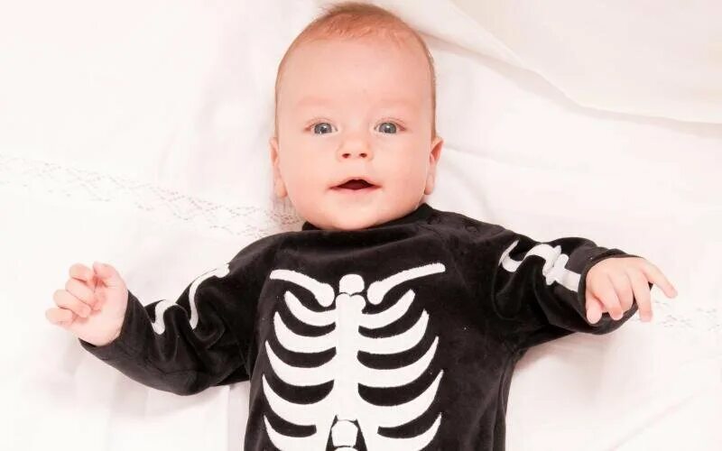 Крепкий малыш 2. Кости малыша. Крепкие кости у детей. У ребенка 300 костей. Кости новорожденного ребенка.