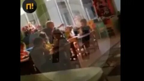 Застенчивый мальчик с очень горячий воспитательницей