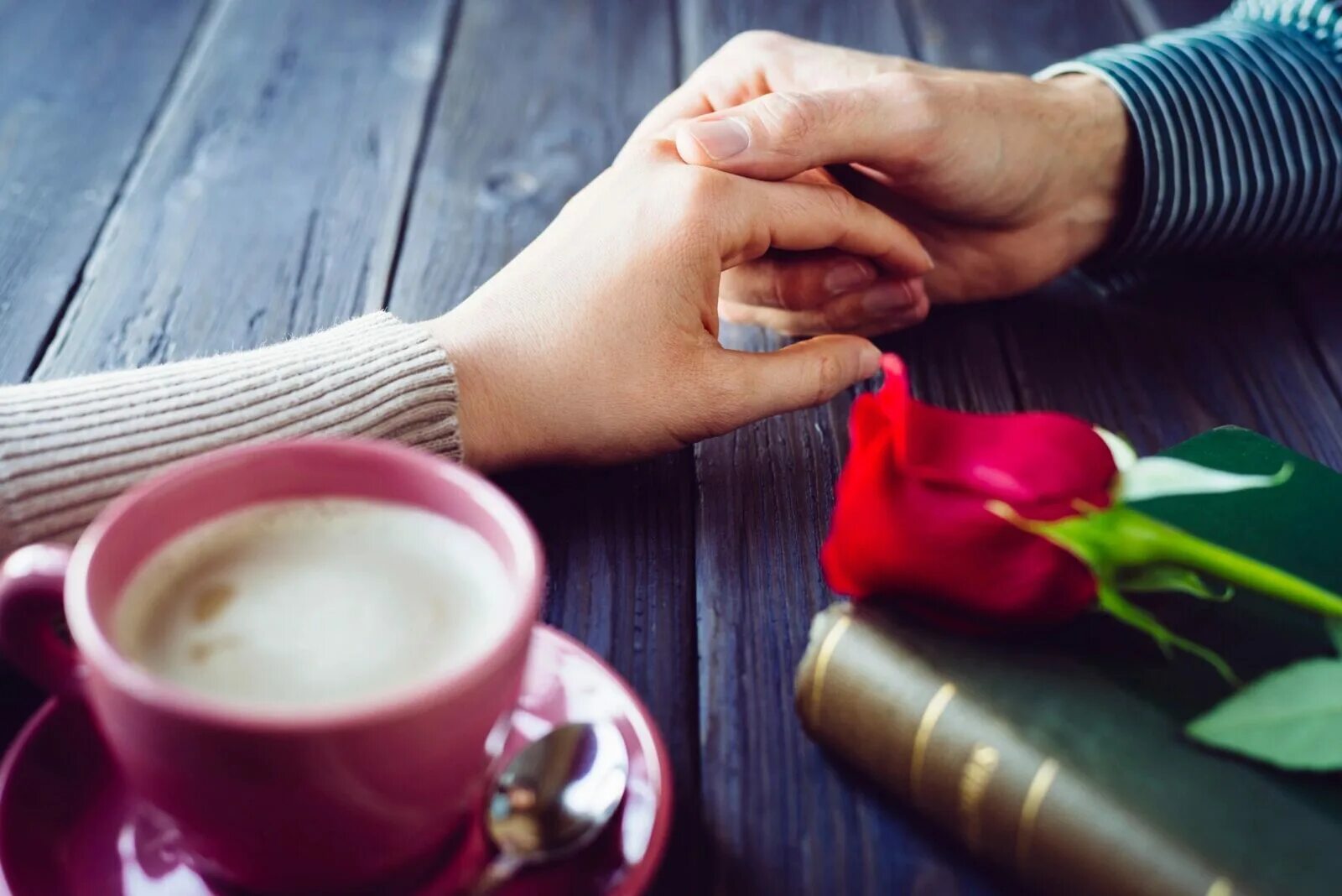 Утро ладонь. Кофе и руки влюбленных. Рука в руке за столом. Руки влюбленных в кафе. Свидание с кофе.