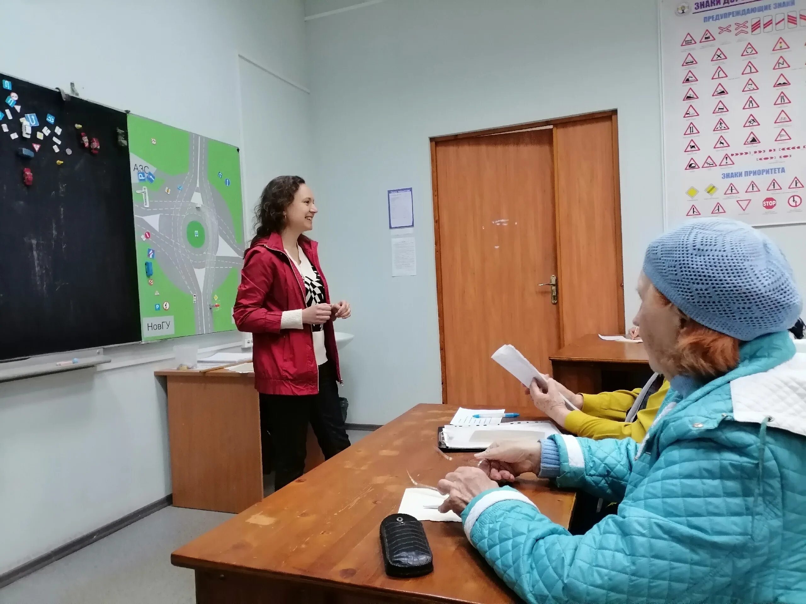 Метод коррекционного анализа. Педагог-психолог в школе. Общероссийский классификатор занятий окз. Люди на тренинге. Индивидуальные занятия с психологом.