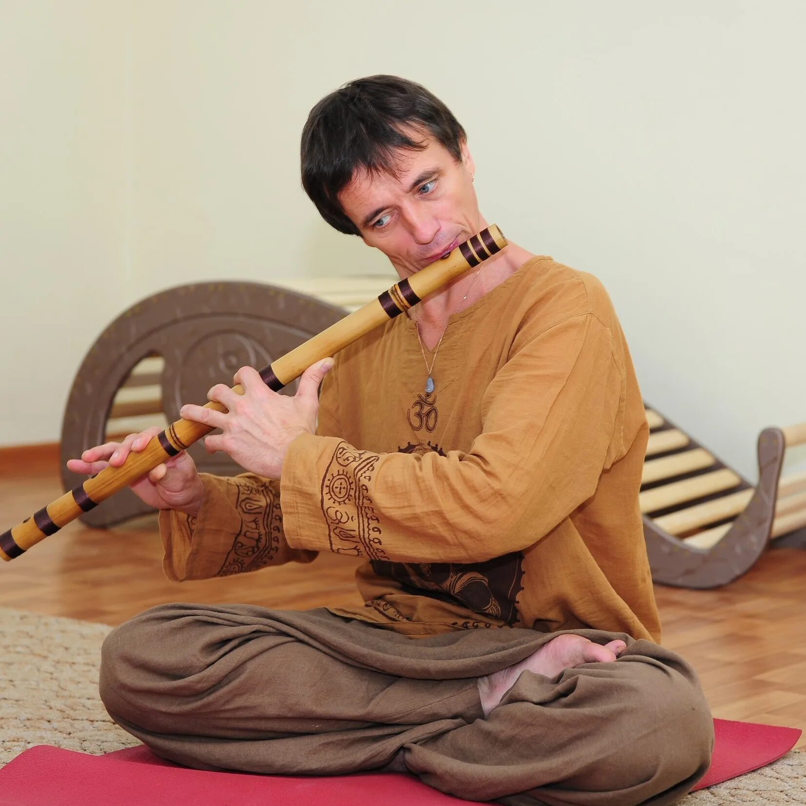 Музыка тибетской флейты. Бансури индийский инструмент. Индийская флейта бансури. Музыкальные инструменты Индии бансури. Флейта бансури йога.