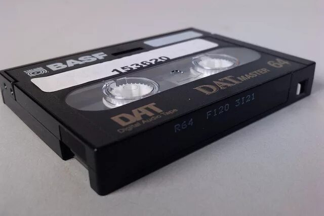 Формат видеокассет 12 7. Компакт кассета audio cassette. кассеты формата dat (digital audio tape). compact cassette basf. магнитофон compact disc digital audio.