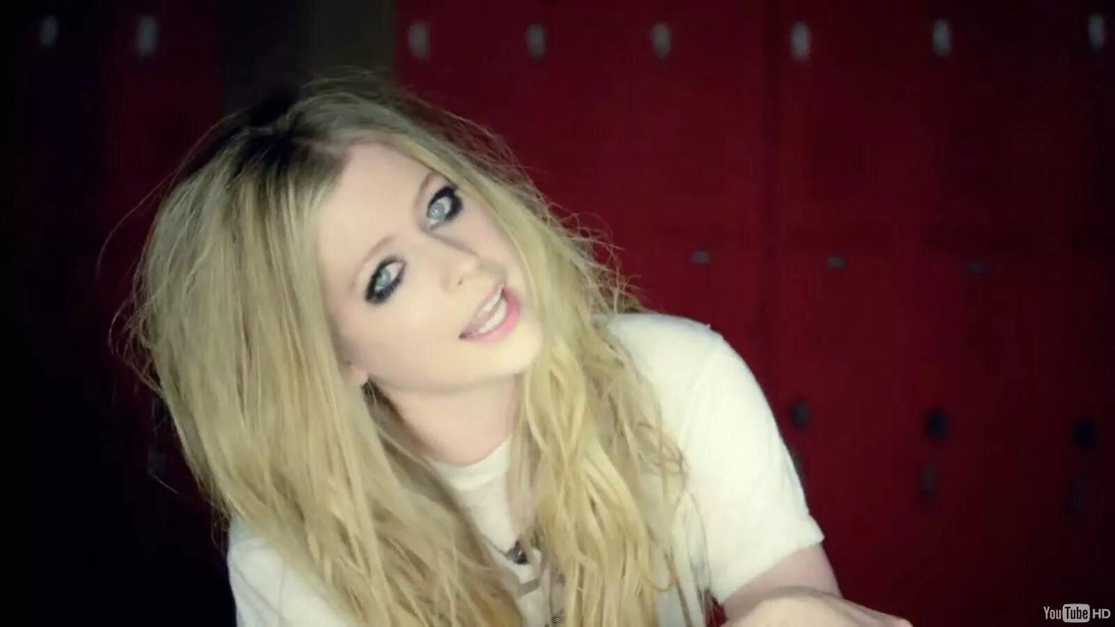 Аврил лавин here's to never growing up. Avril lavigne here's. Avril lavigne here's to never growing up. Аврил лавин с черными волосами. Avril lavigne here's to never.