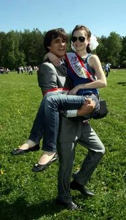 Одноклассниц на руках