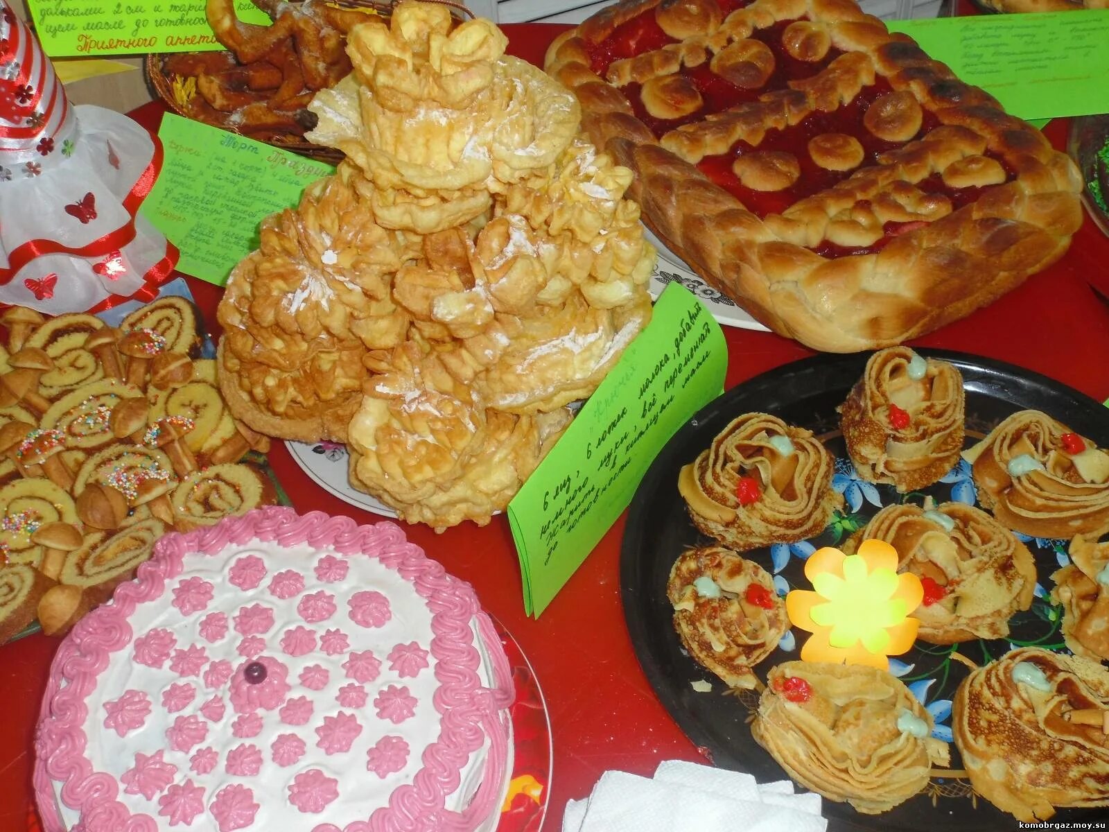 Красивые блины на масленицу. Блинчики домашние. Выпечка на масленицу. Красивые блинчики на тарелке. Стол на масленицу.