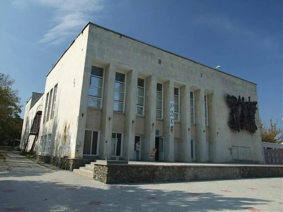 Дк горизонт сызрань. Мордовия республиканского дворца культуры до и после. Дом культуры феодосия. Новокрымский дом культуры. Дома культуры в крыму.