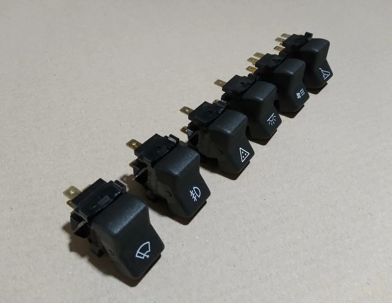 3842. 10 (стеклоомывателя ветрового стекла). Клавиши панели приборов камаз евро. Кнопка камаз,зил 24v3842. Кнопки камаз евро.