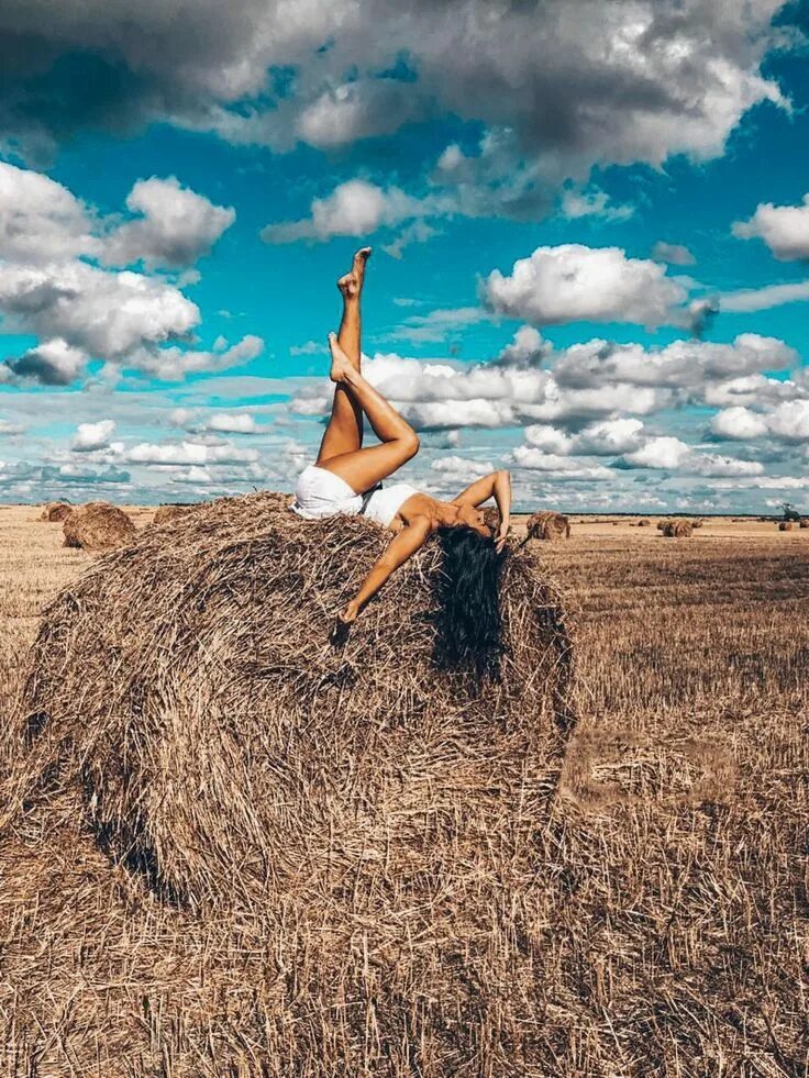 Позы в сене. Фотосессия на сене. Фотосессия на сене в поле. Девушка на стоге сена. Фотосессия на сене идеи.