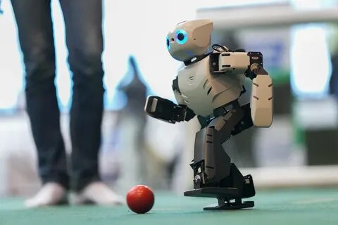 Включи играет робот