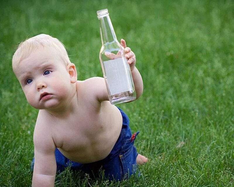 Дети пьют вино. Бутылка для детей. Ребенок с пивом. Бутылки маленькие для детей.