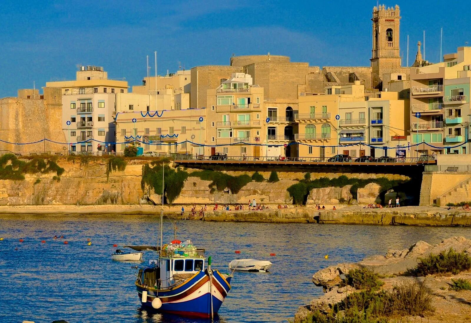 Полс. Пляжи на мальте буджибба. Сент-джулианс. Malta бухта святого. Буджибба, сент-полс-бей.