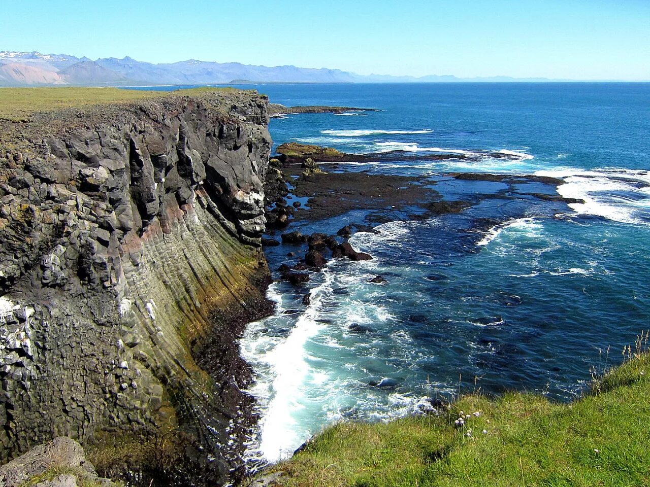 Остров исландия океан. Остров эдлидаэй в исландии. Фарерские острова утес. Исландия фарерские острова. Исландия фарерские острова.