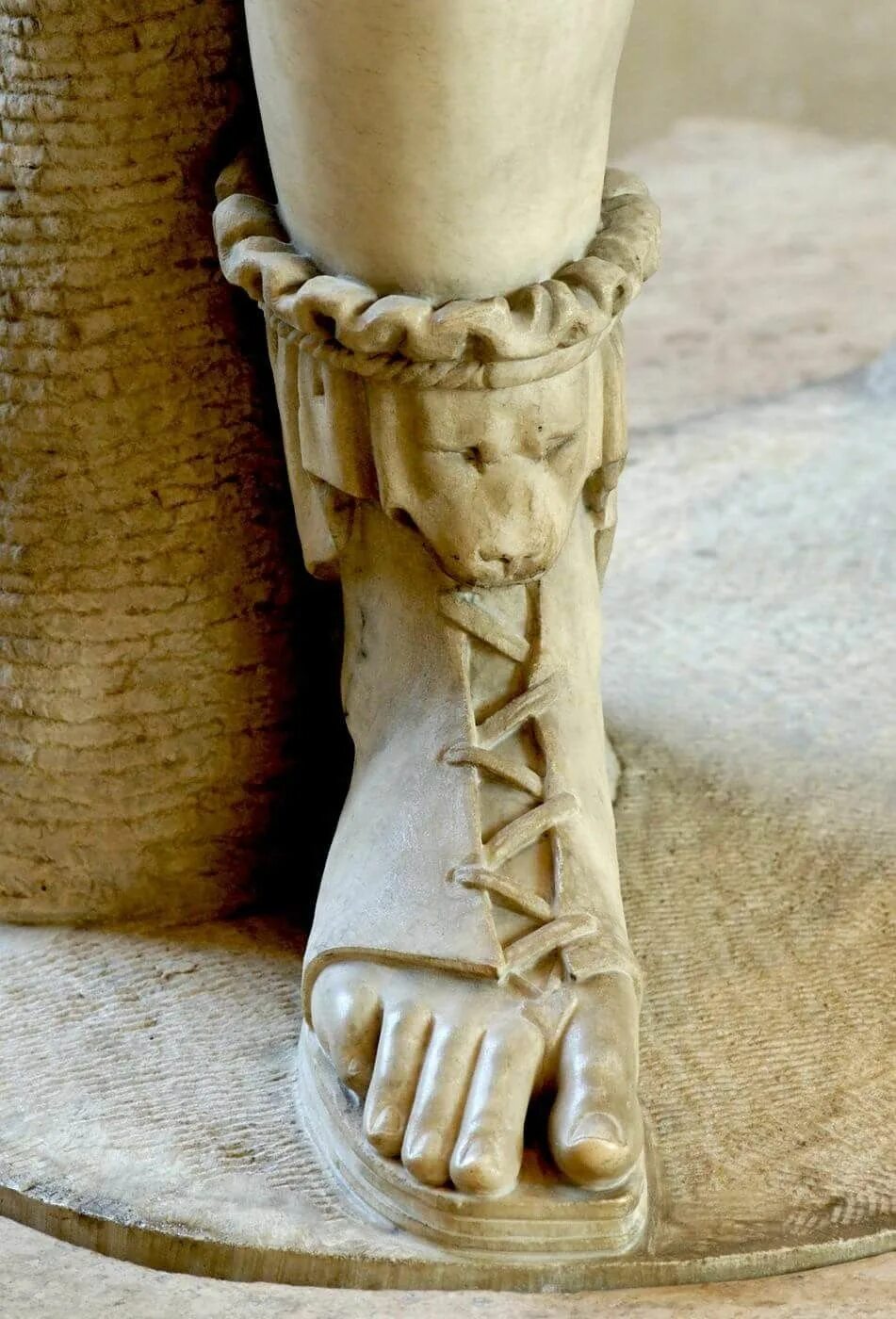 Нога статуя. Иподиматы древняя Греция обувь. Обувь древней Греции эндромиды. Обувь древних греков эндромиды. Крепиды обувь древняя Греция.