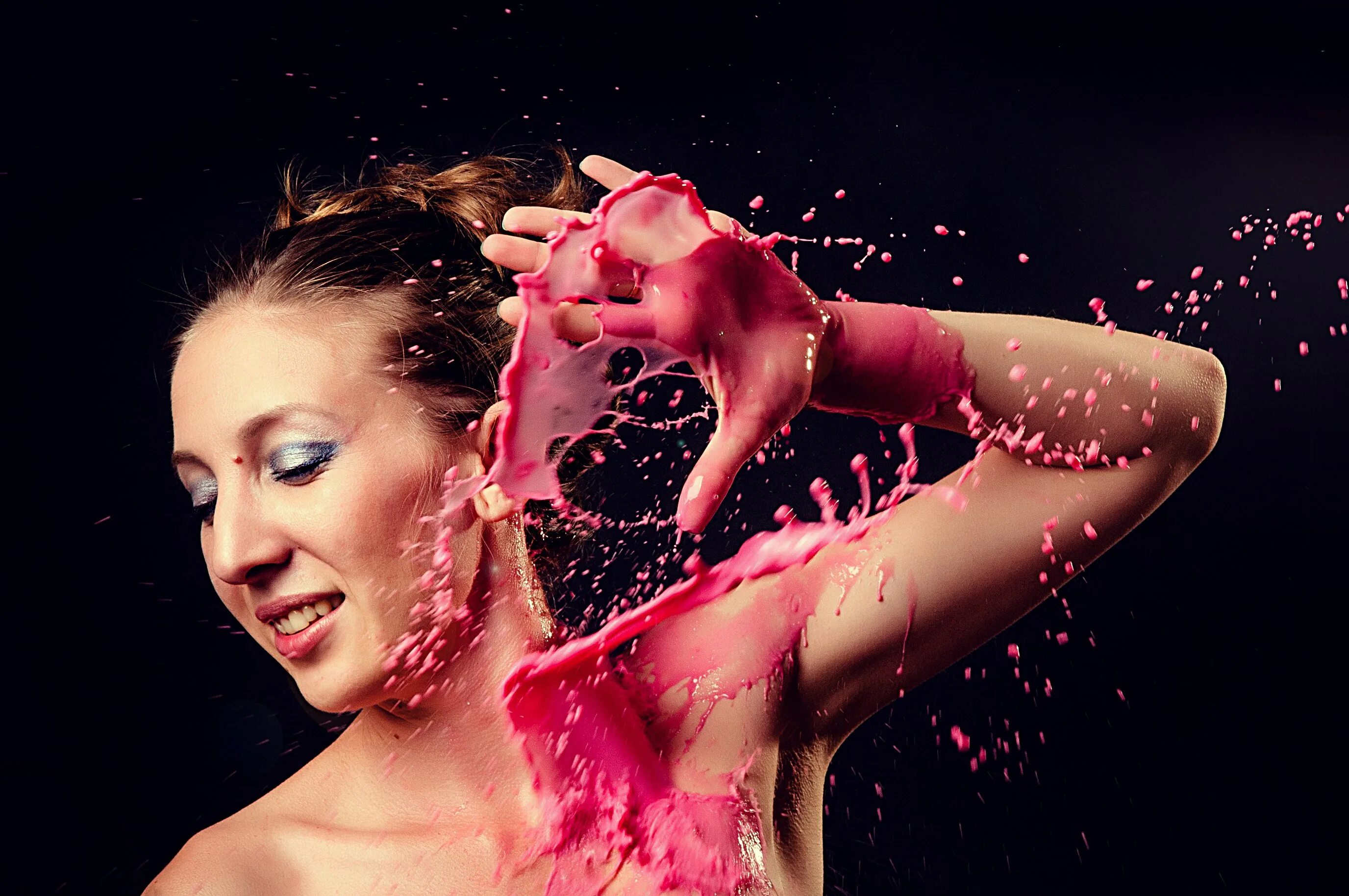 Краска льется в ведро. Краска льется. Экоактивисты облили картину. Разлитая краска. Человек в краске.