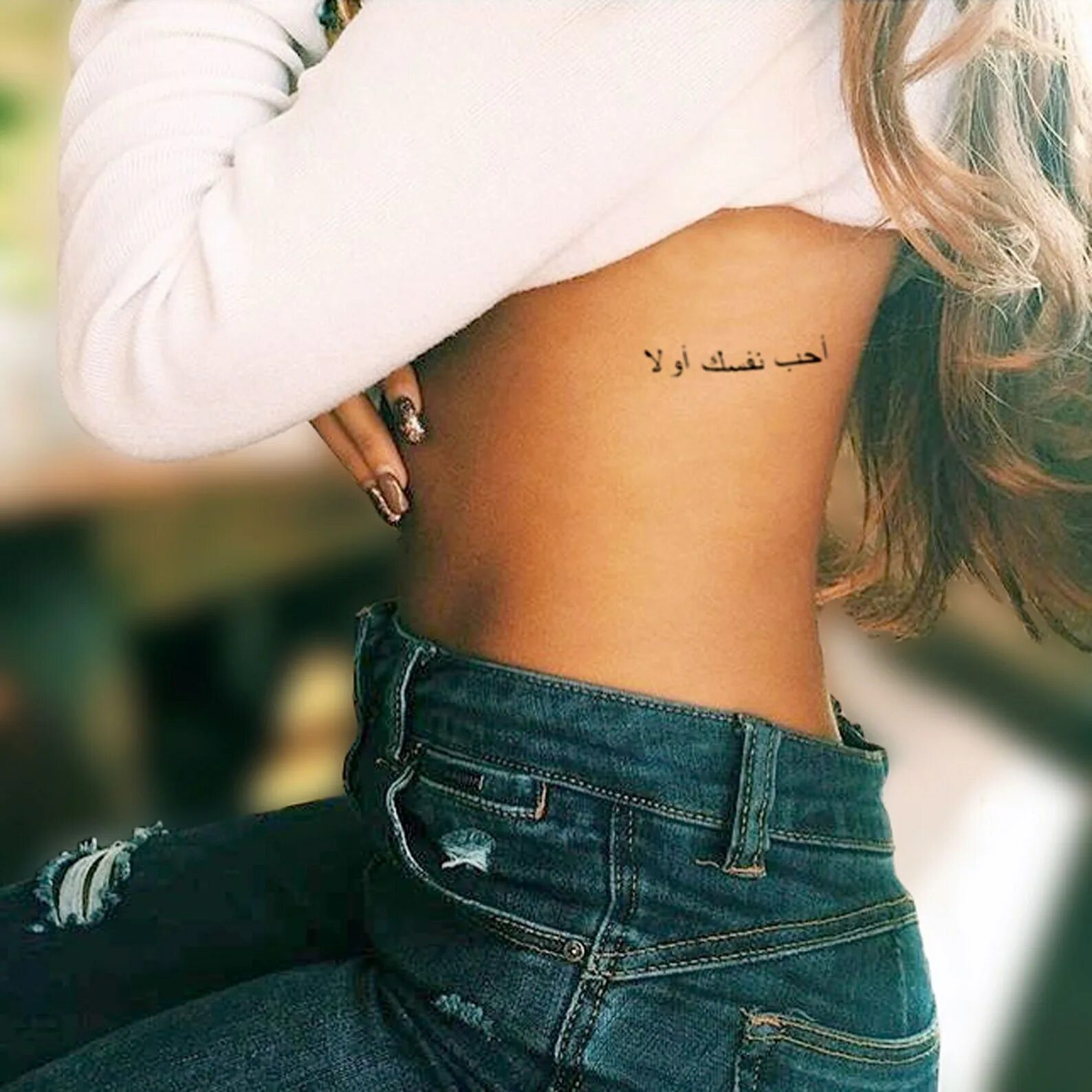 Тату сбоку девушка. Красивые тату для девушек на боку. Маленькая тату на ребре у девушек. Тату на ребрах для девушек. Тату сбоку девушка.