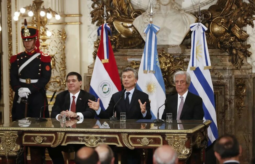 Уругвая фестиваль. Уругвай язык. Уругвай нация. Уругвай политика. Флаг uruguay.