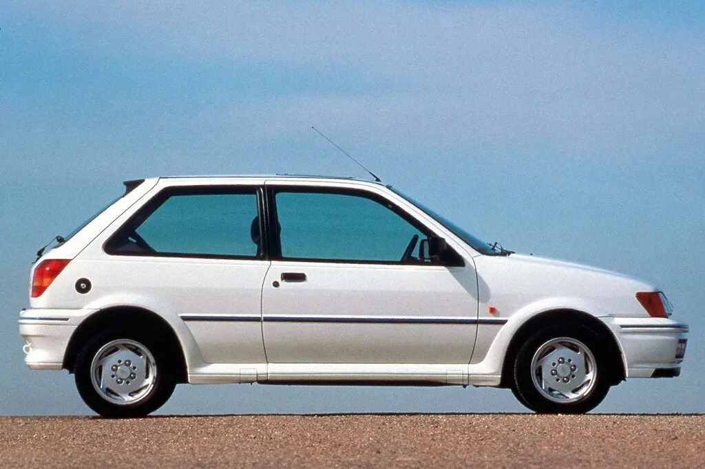 Форд 1 13. Ford focus 1998 седан. Ford focus 2008 хэтчбек. Заднеприводный седан форд 2003 года выпуска. Форд фокус 1 1.