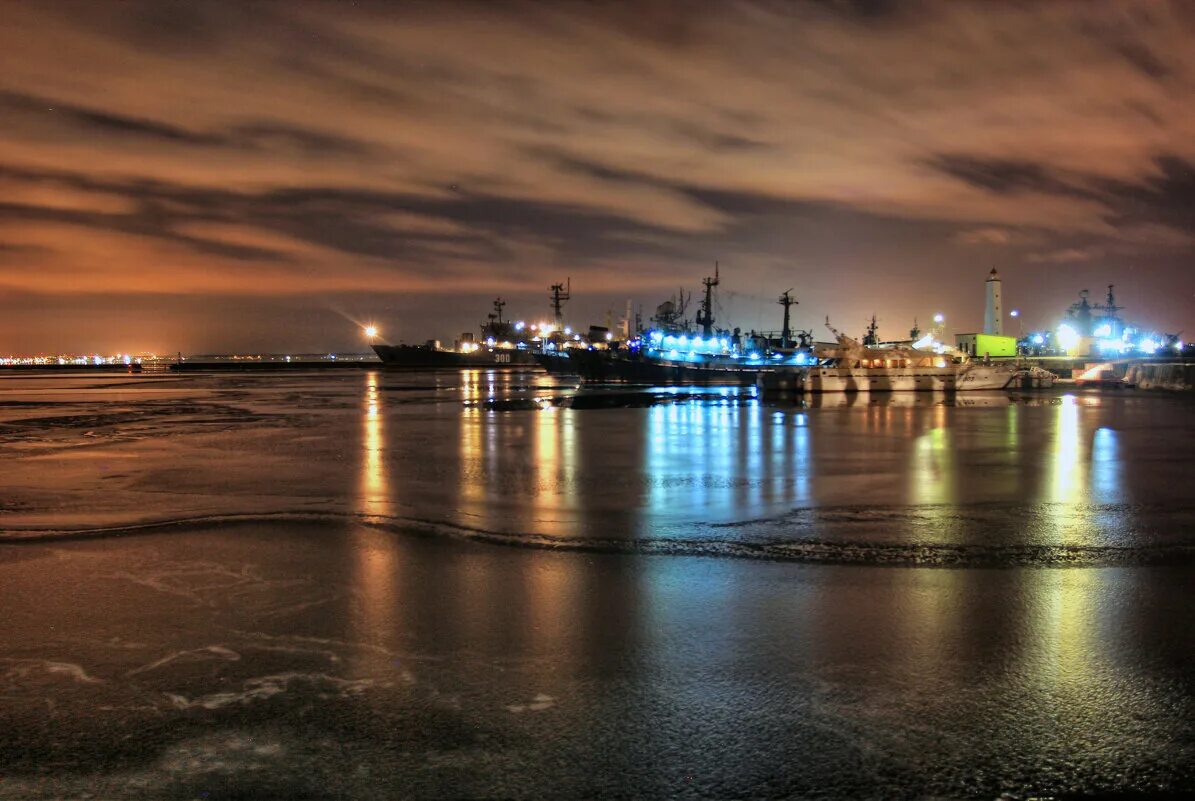 кронштадт вечером. никольский собор в кронштадте. кронштадт вечером. кронштадт санкт-петербург корабли. морской собор в кронштадте вечером.