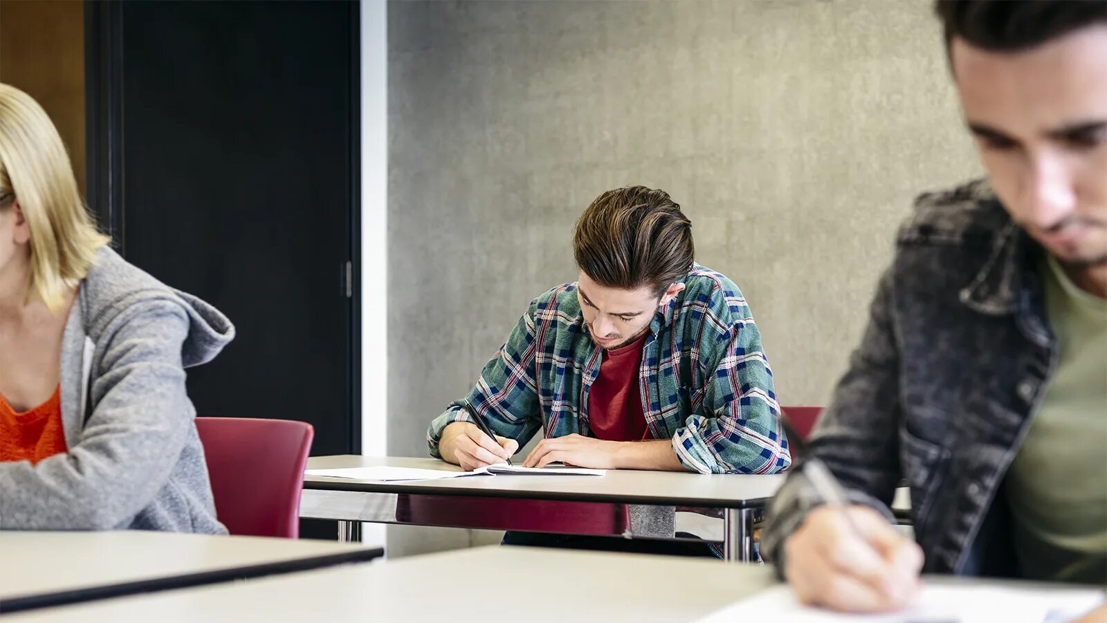 Запрещает сдавать экзамен. Сдача экзамена. TOEFL экзамен. Мигранты сдают экзамен. Запрет экзамен TOEFL.