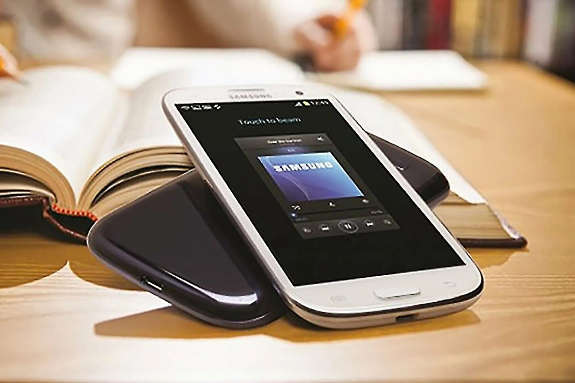 Самсунг Galaxy s3 флагман. Смартфон на столе. Мобильник на столе. Смартфон и планшет на столе. Мобильный телефон на столе