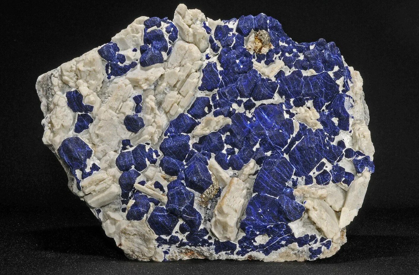 Минерал синего цвета 6. Мягкий минерал синего цвета. Азурит лазурит малахит. Лазурит минерал необработанный. Азурит жеода минерал.