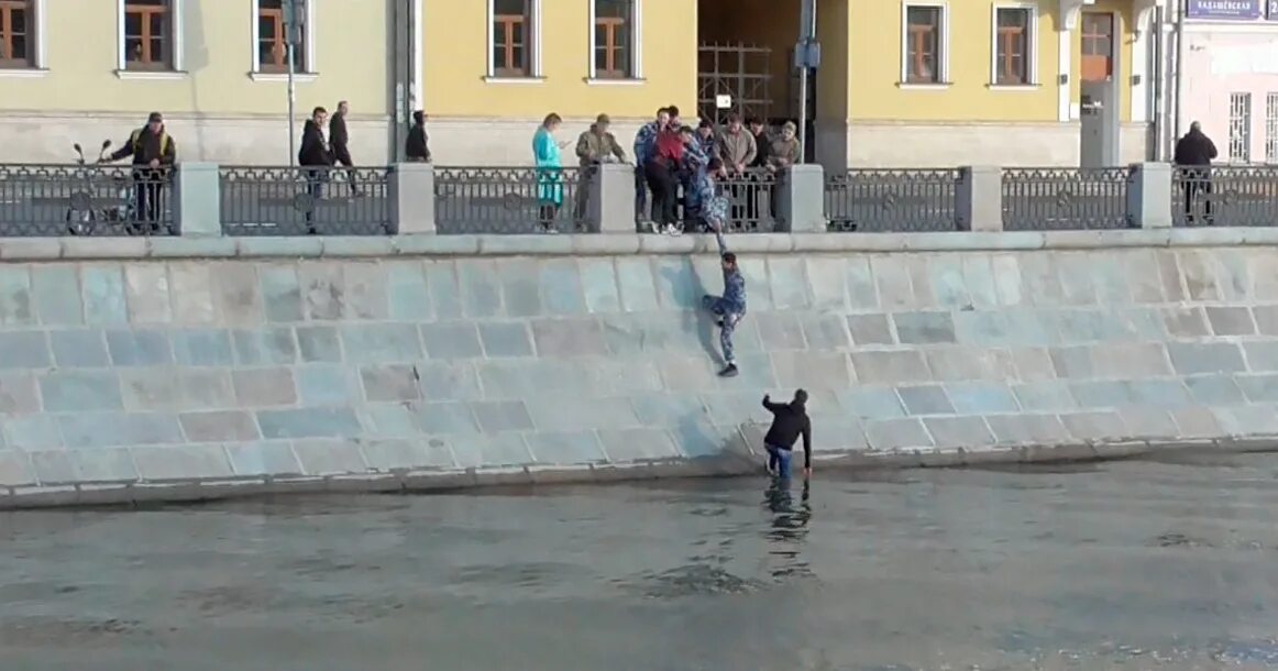 Человек сидит на ступеньках. Пятеро прохожих. Реки москвы. Авария на каменноостровском проспекте вчера. Люди на набережной.