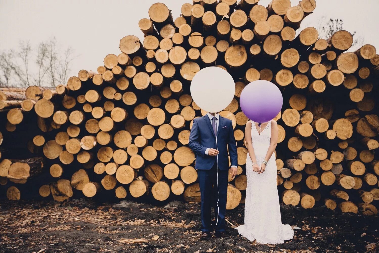 С деревянной свадьбой 5. Деревянная свадьба. С годовщиной деревянной свадьбы. Дерево на свадьбу. Фотозона из спилов дерева.