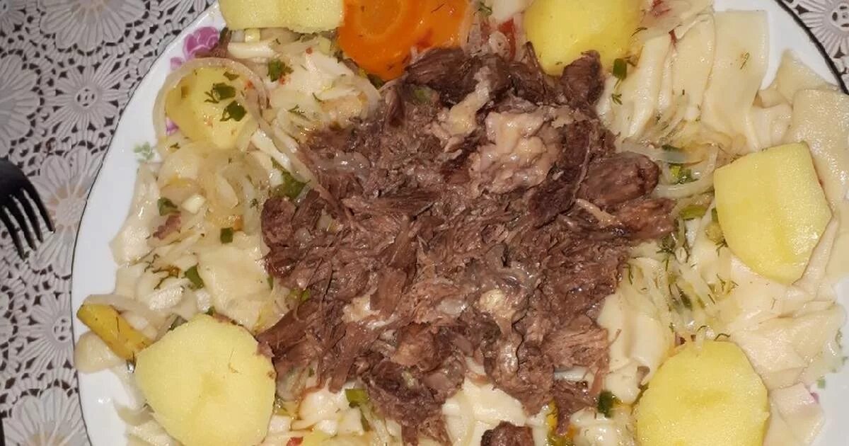 Туркменский 5 бармак. Башкиры бешбармак. Лия бешбармак. Бешбармак из говядины в казане. Бешбармак с уткой и картошкой.