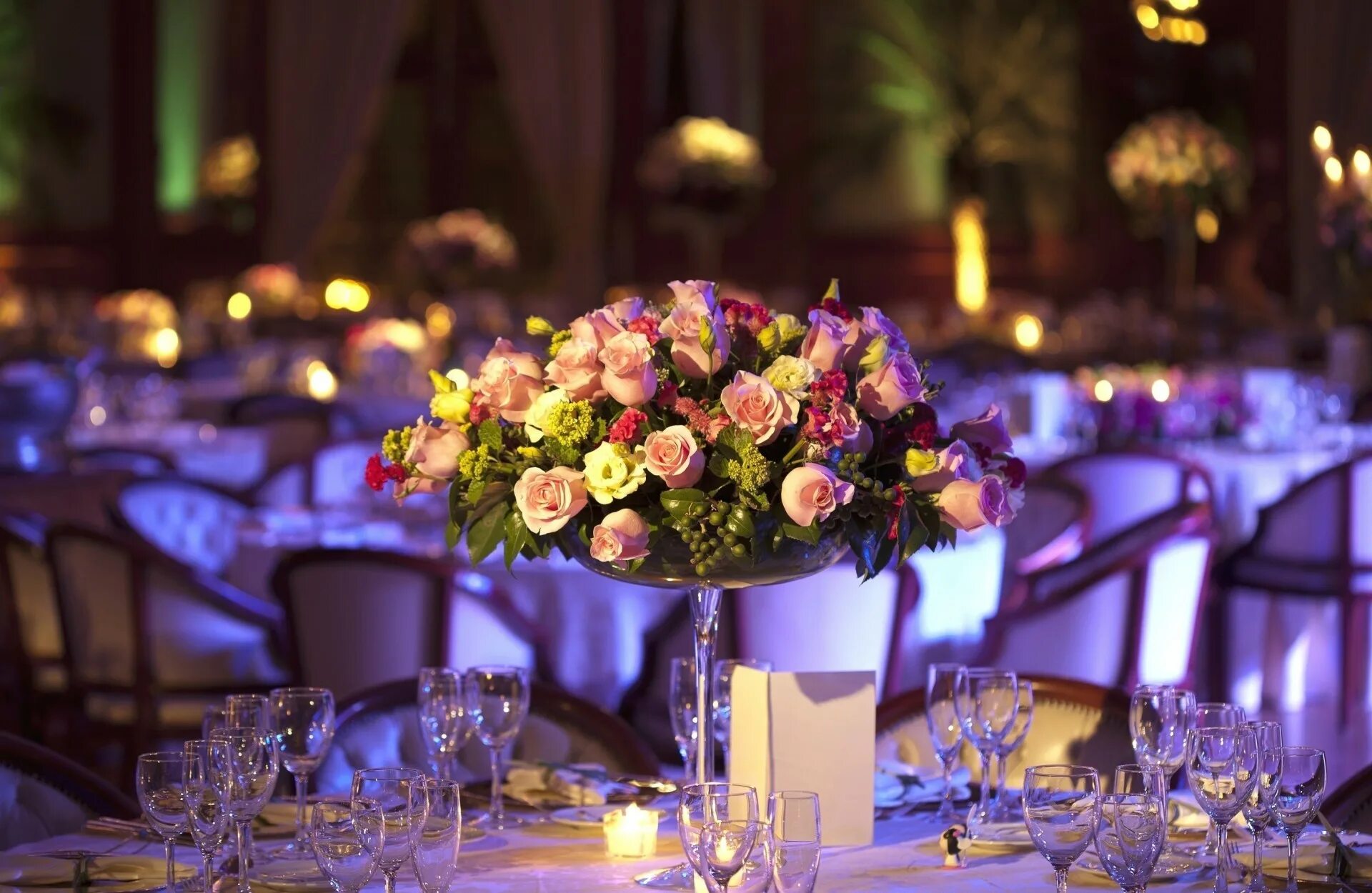 Украшение свадебного стола. Праздничный стол в ресторане. Цветы на праздничном столе. Украшение стола цветами. Годовщина ресторана