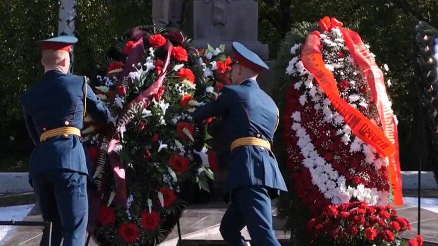 24 мая саратов. Возложение цветов. Возложение цветов к памятнику. Цветы на памятник. Возложение цветов к памятнику погибшим.