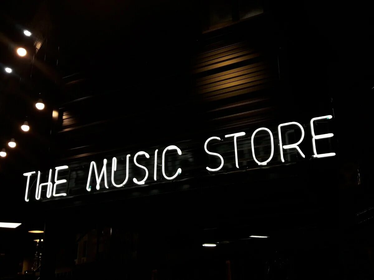 Music in you store. Музыкальная вывеска. рекламные вывески в темноте. the music shop. вывеска музыкального магазина.