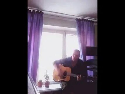 Кто поет песню мотылек