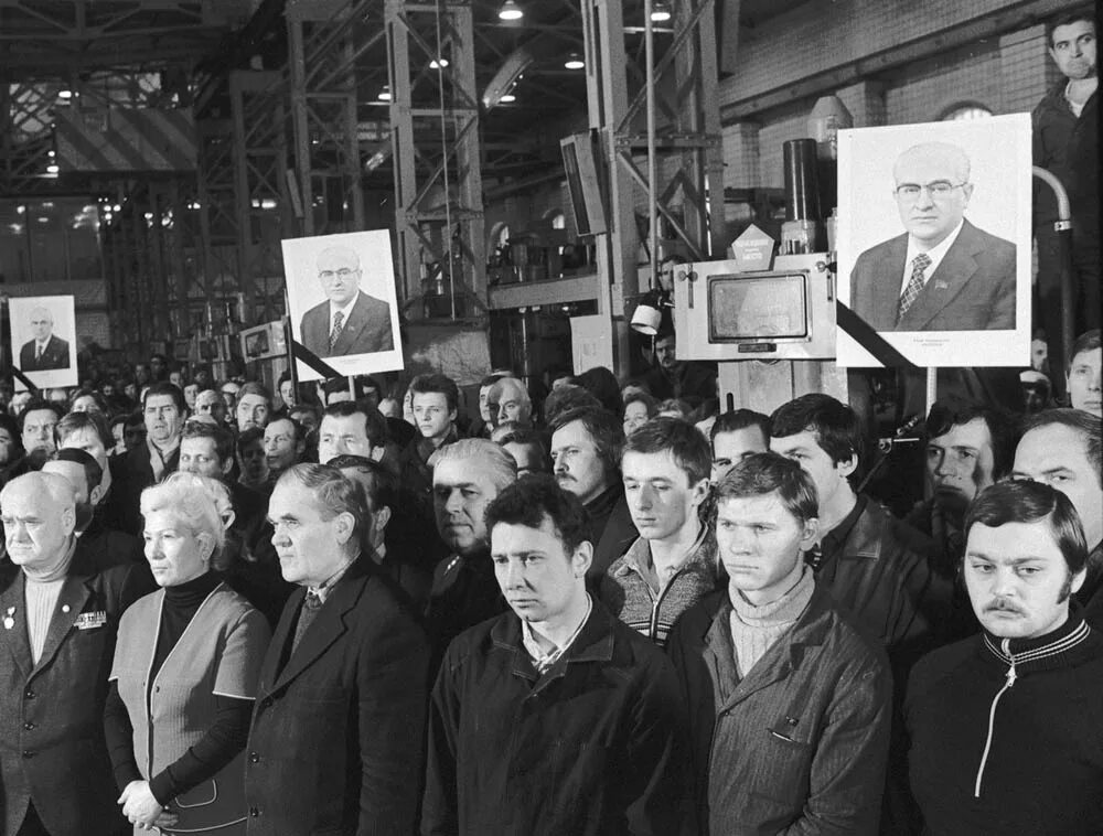 Директор в советское время. Советские руководители. 1983 Год СССР. Андропов на заводе. Андропов 1983 год СССР.