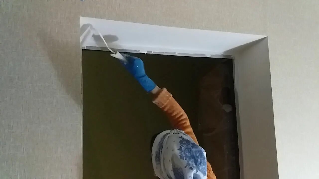 Какой краской красить откосы. Водоэмульсионка для откосов. покраска оконных откосов. штукатурные откосы покрашенные. грунтовка откосов.