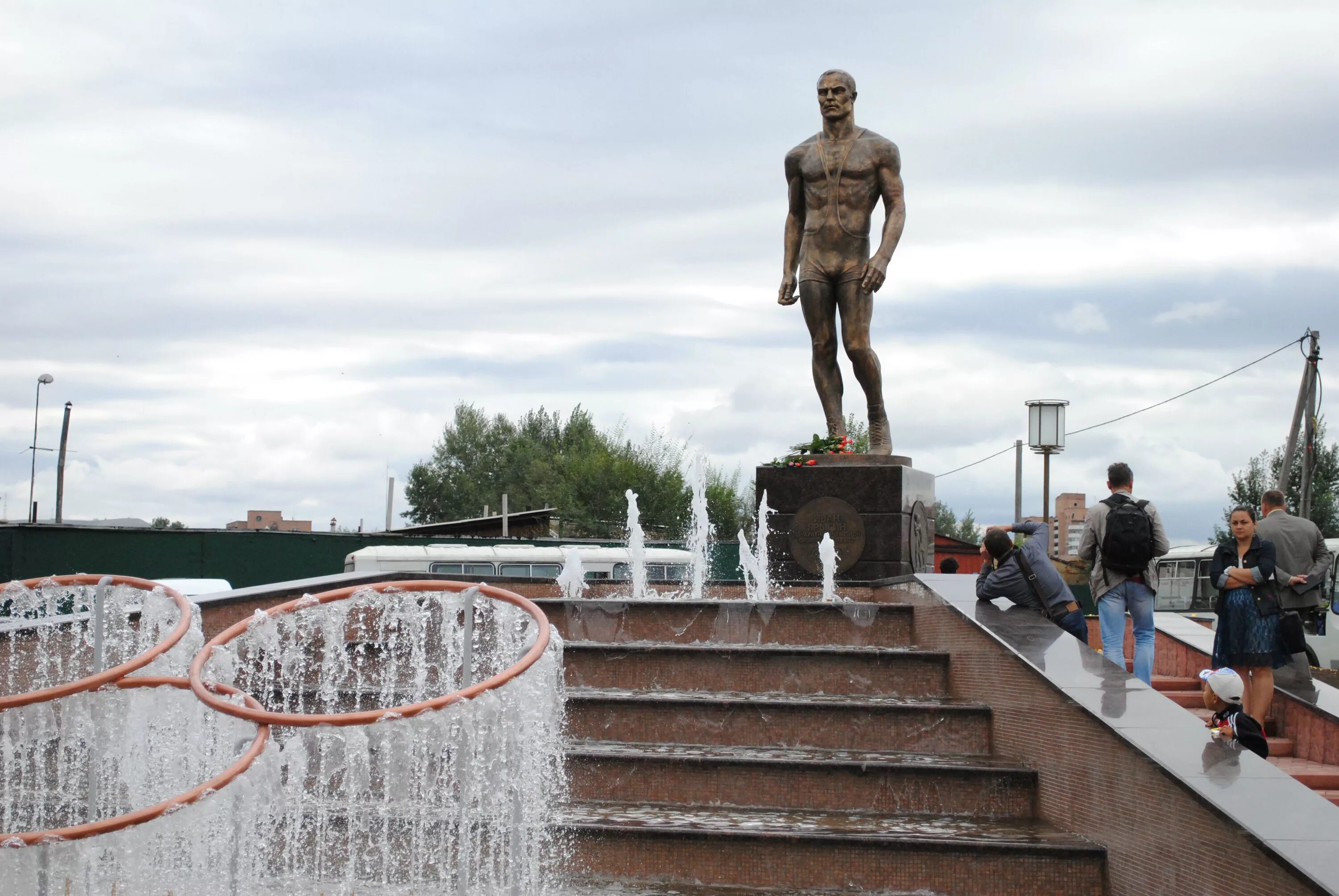 Фонтан ярыгина абакан. Сквер ярыгина абакан. Хакасия ярыгин. Фонтан ивана ярыгина абакан. Хакасия ярыгин.