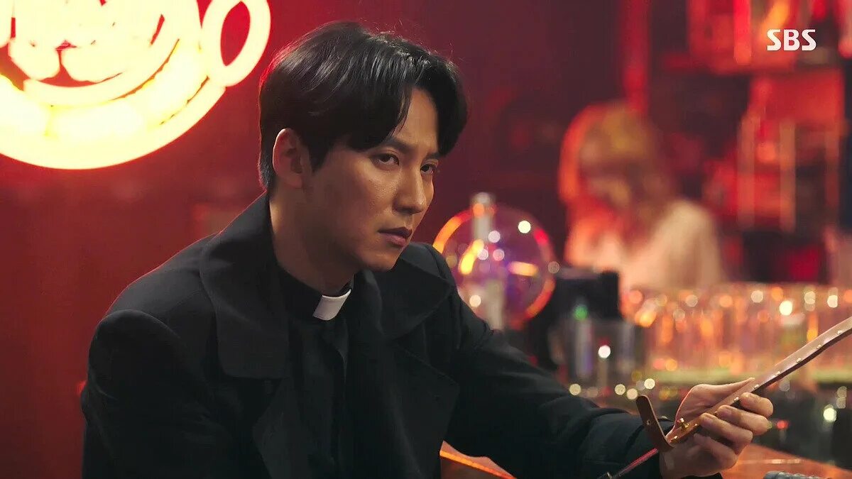 Вспыльчивый священник дорама софтбокс. Вспыльчивый священник дорама софтбокс. Вспыльчивый священник дорама 2019. Вспыльчивый священник переодевания. Вспыльчивый священник дорама 2019.