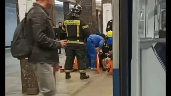 Мужчина упал в метро в москве. Девушка на рельсах в метро. В екатеринбургском метро на рельсы упал ребенок. Мужчина упал на пути. Пассажиры упавшие на рельсы.