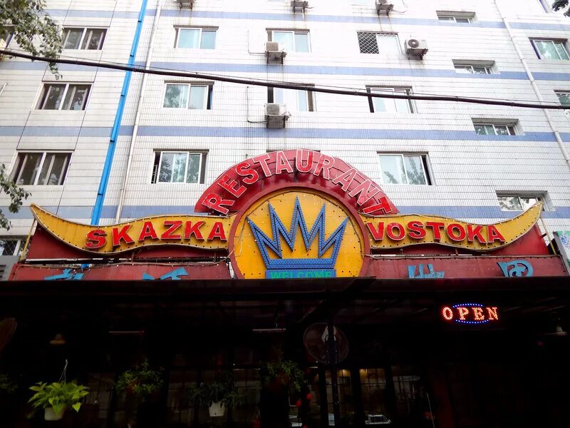 Туристы в китае. Пекин в августе. Пекин ябаолу центр. Тумэнь китай. Императорский дворец гугун.