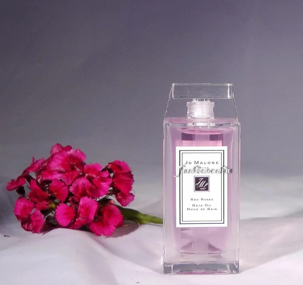 Malone red roses. Джо малоне розовые. jo malone розовые. jo malone духи розовый флакон. джо малон с бантиком.