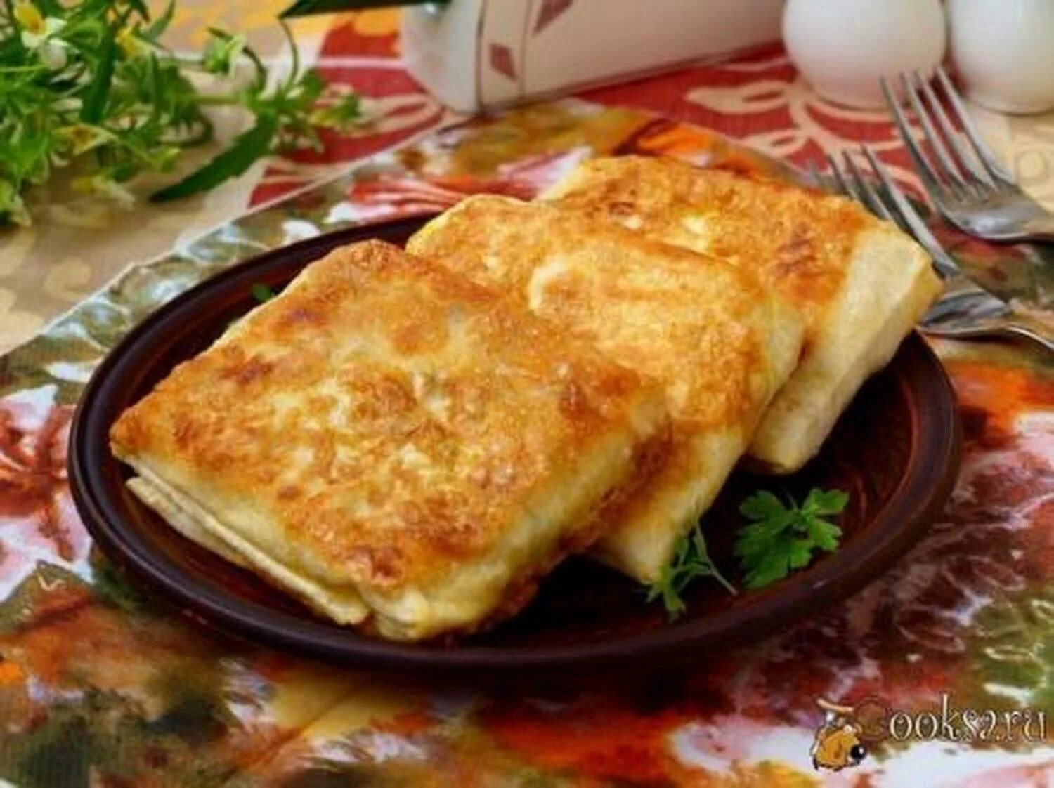 Конвертик из лаваша с колбасой и сыром. Конвертики из лаваша с сыром и ветчиной. конвертики из лаваша с сыром. конвертики из лаваша на завтрак. конвертики из лаваша с курицей и сыром.