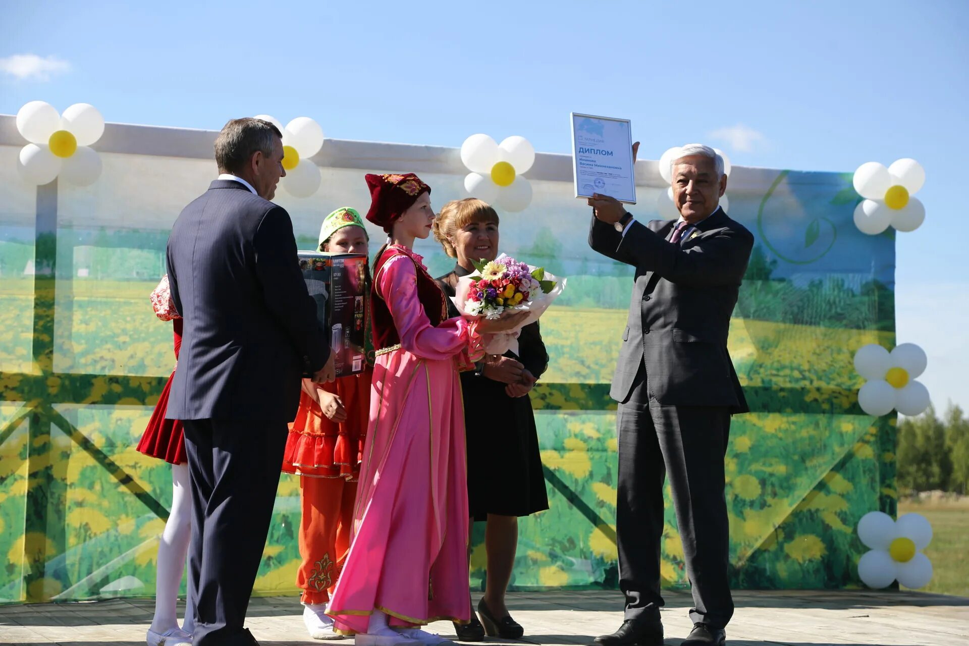 Какая завтра погода в мамадыше. Новая школа мамадыша на ипподроме. Рп5 мамадыш. Лицей 2 г мамадыш. Погода на завтра.