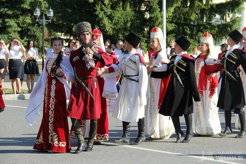 Почему в черкесске. Ансамбль Черкесия Хабез. Черкесская ярмарка. День Черкесского костюма. Черкесск Национальная культура.