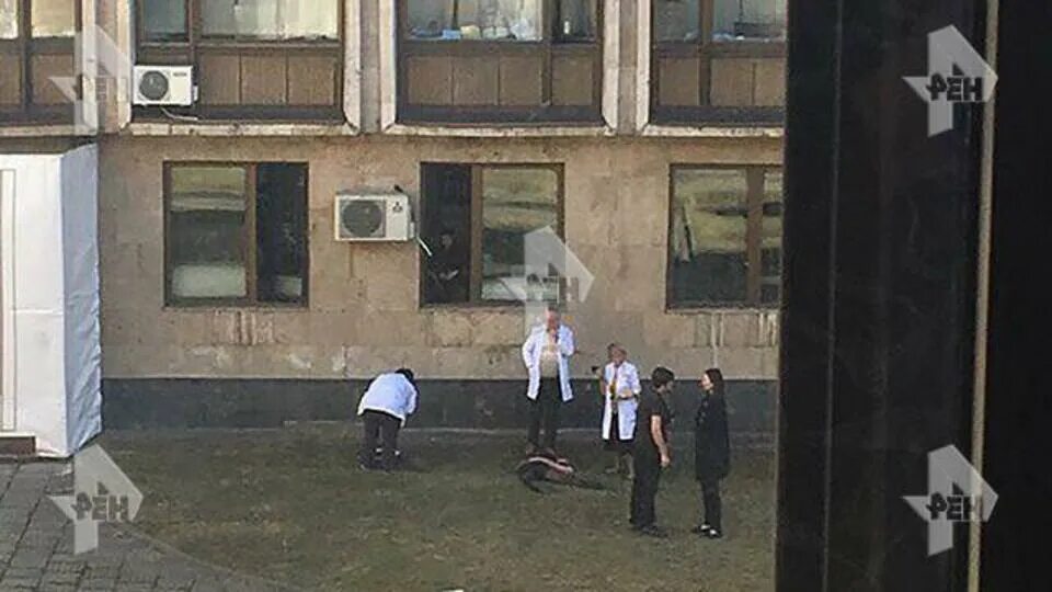 Студент выпал из окна аэрокоса. Студент выпал из окна аэрокоса. Студент колледжа выпал из окна. Студент выпал из окна аэрокоса. Ребенок выпал и зкна.