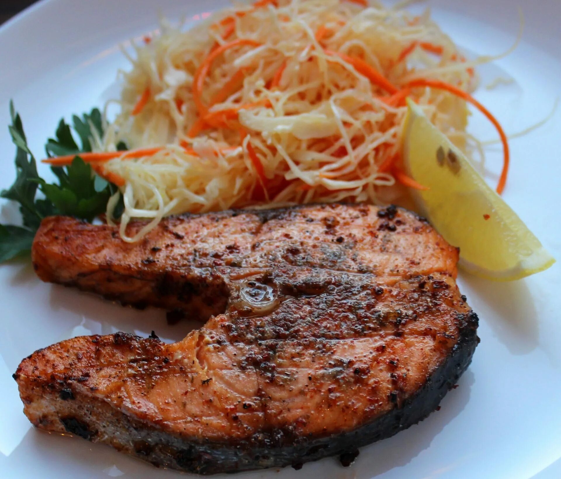 Стейк из форели в духовке. Лосось жареный на гриле. Семга на сковороде гриль. Как пожарить стейки красной рыбы. Кижуч стейки.