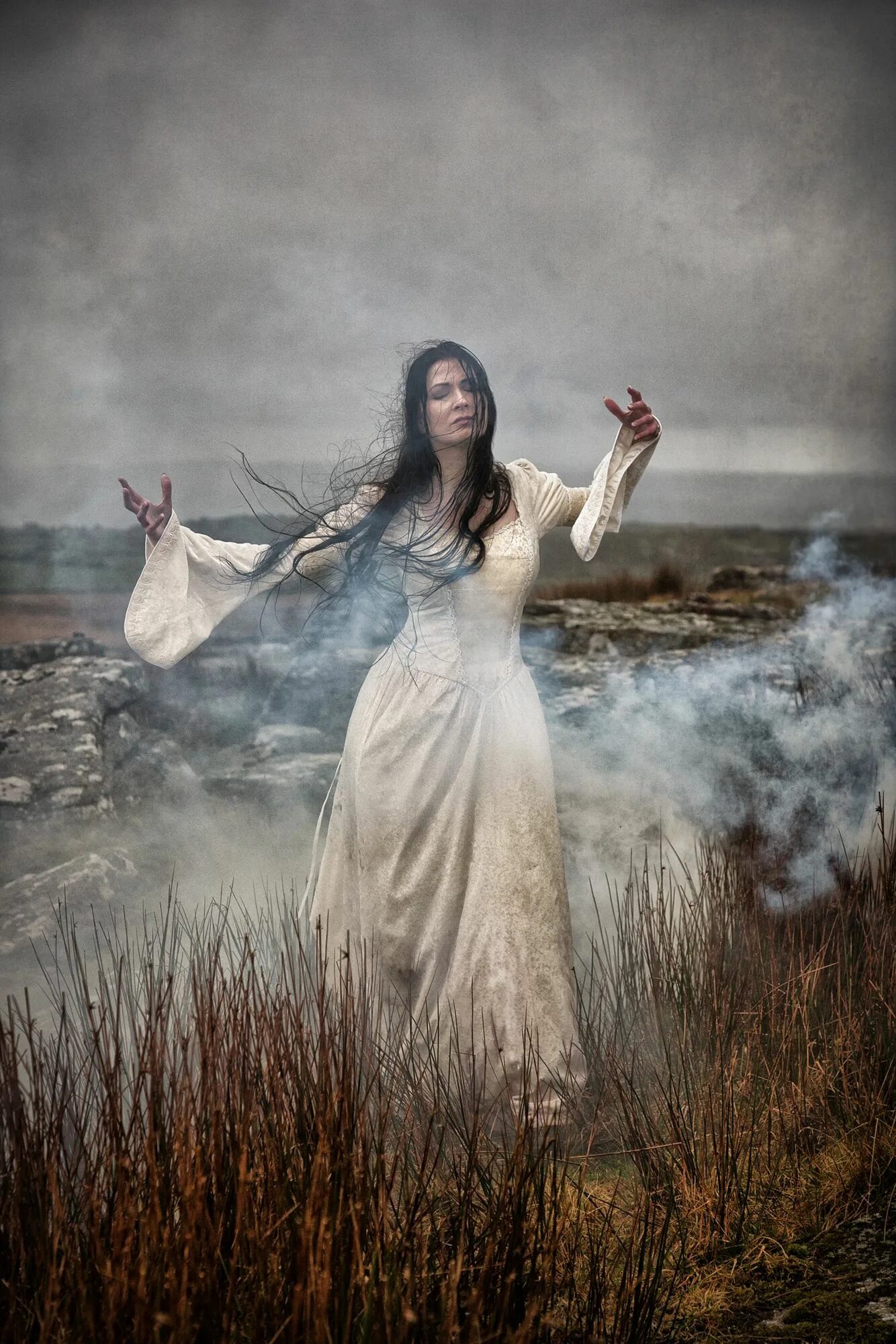 Фэнтези девушки. Мистическая женщина. Озерная нимфа. Девушка в туманном лесу. Мистические образы для фотосессии.