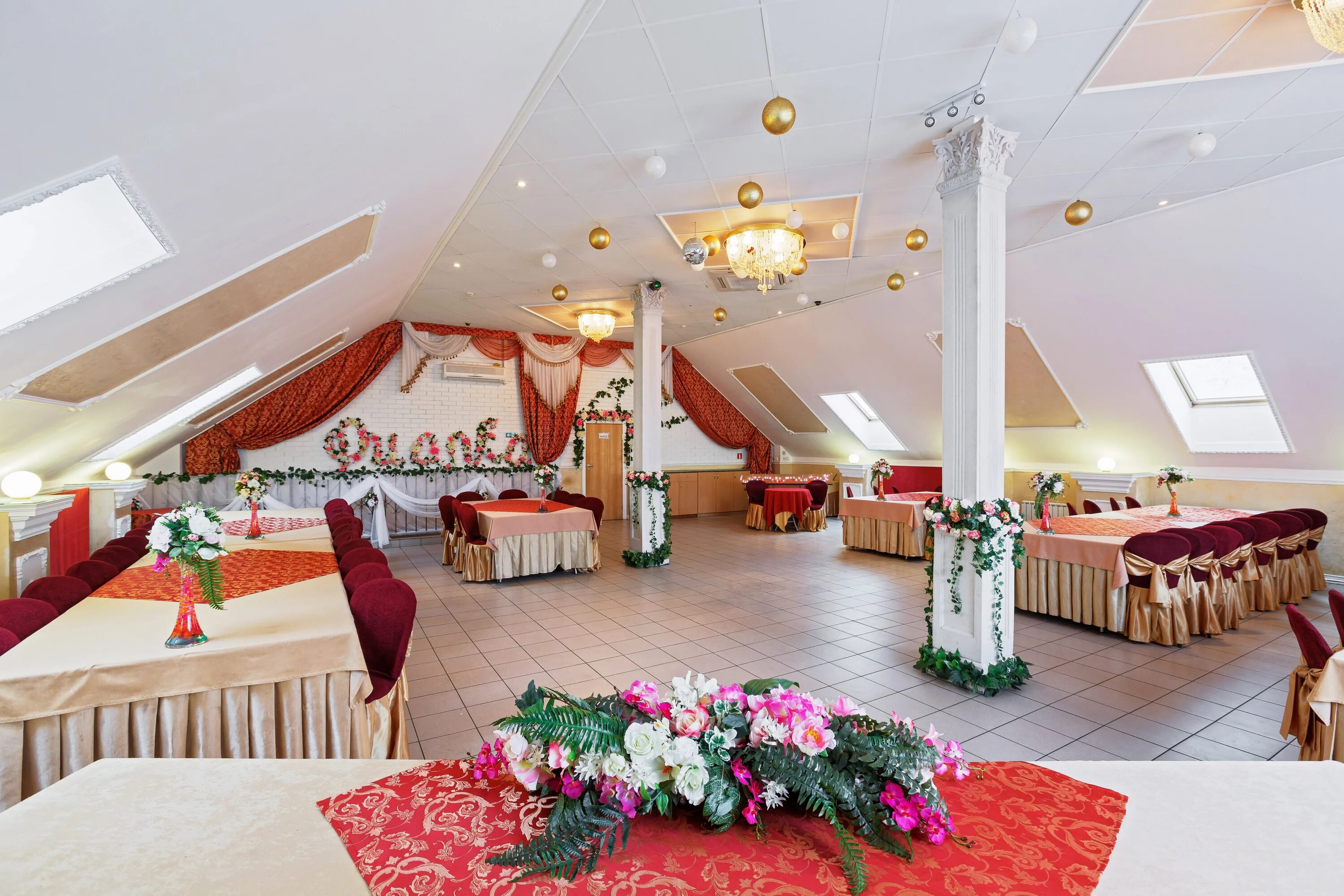 Кафе фиалка казань авиастроительный район. Кафе фиалка казань максимова. Фиалка кафе казань. Фиалки в сахаре ресторан. Кафе фиалка казань максимова 33а меню.