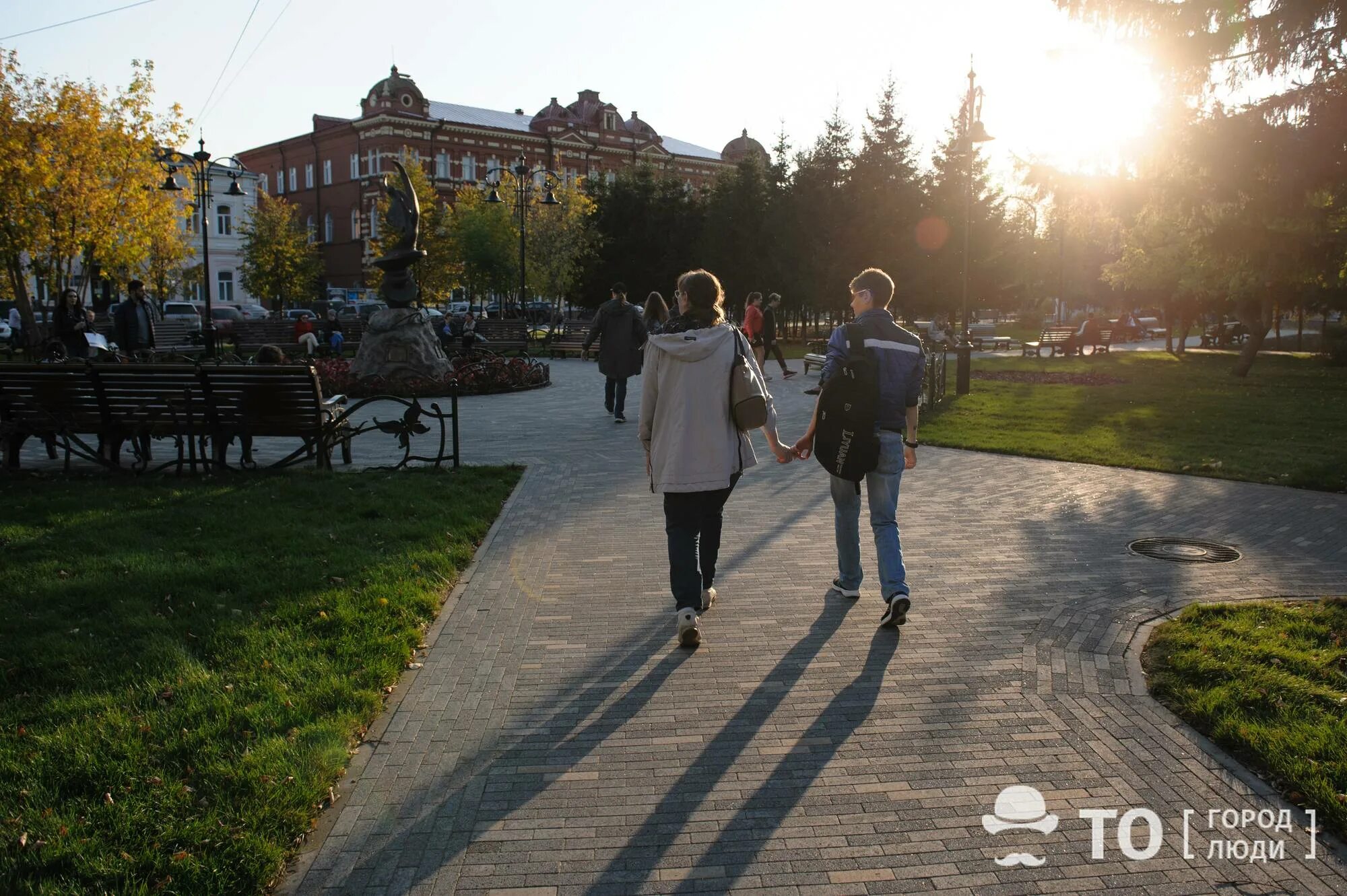 Город пущино наукоград. Молодо зелено погулять велено. Парк царицыно в москве. Молодо-зелено гулять велено. Весенняя прогулка.